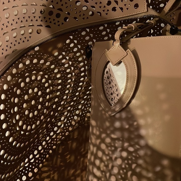 ALAÏA large Mina laser-cut tote bag beach bag - Picture 7 of 10